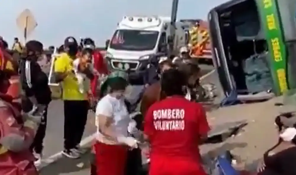 El ómnibus interprovincial quedó tendido a un lado de la vía. Al menos 12 pasajeros resultaron heridos. Foto: captura de Canal N El ómnibus interprovincial quedó tendido a un lado de la vía. Al menos 12 pasajeros resultaron heridos. Foto: captura de Canal N