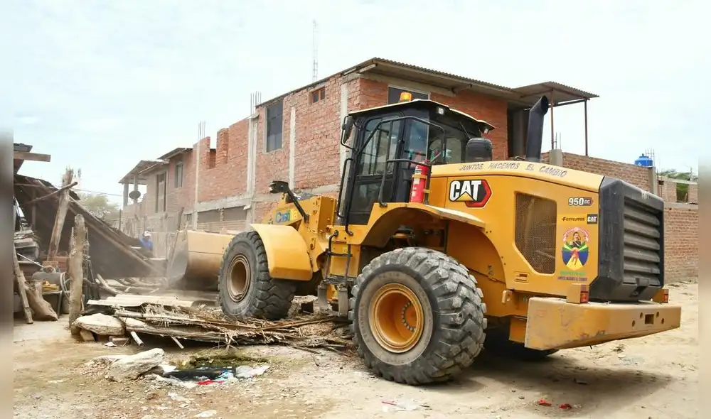Maquinaria destruye viviendas que invadían espacios públicos. Foto: Municipalidad de Castilla Maquinaria destruye viviendas que invadían espacios públicos. Foto: Municipalidad de Castilla