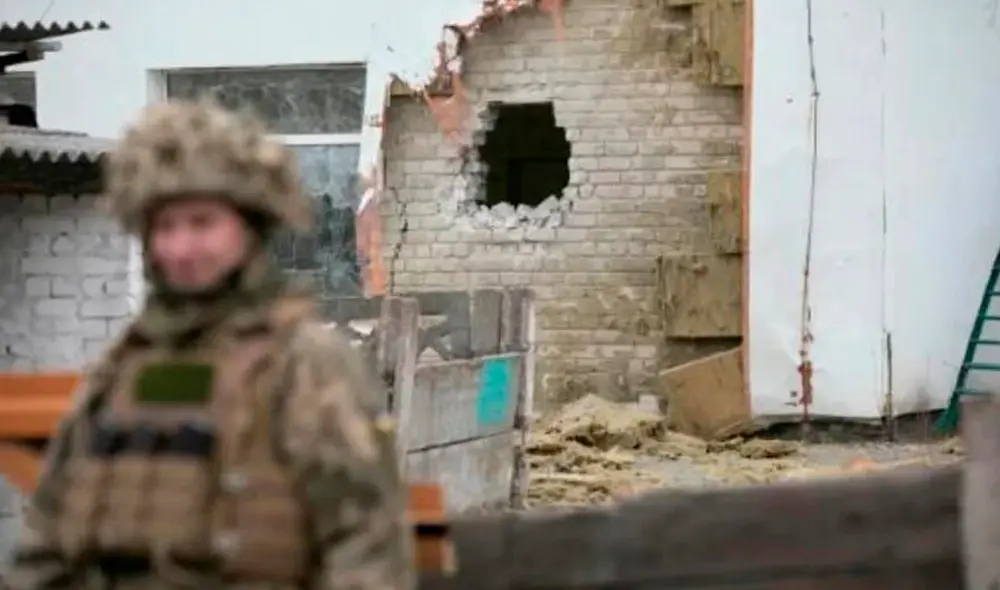 Un soldado ucraniano frente a la guardería bombardeada en Stanitsa Luganska, en el este de Ucrania, el 17 de febrero. Foto: AFP Un soldado ucraniano frente a la guardería bombardeada en Stanitsa Luganska, en el este de Ucrania, el 17 de febrero. Foto: AFP