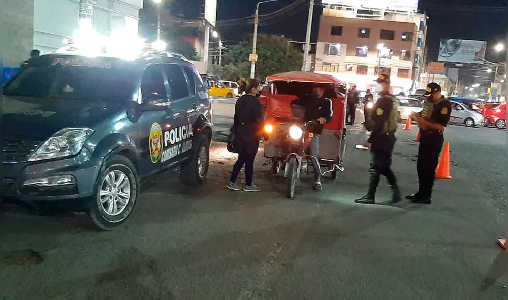 Otro de los puntos donde se instaló control policial fue el cruce de las avenidas Garcilazo y Víctor Raúl en Chiclayo. Foto: La República. Otro de los puntos donde se instaló control policial fue el cruce de las avenidas Garcilazo y Víctor Raúl en Chiclayo. Foto: La República.