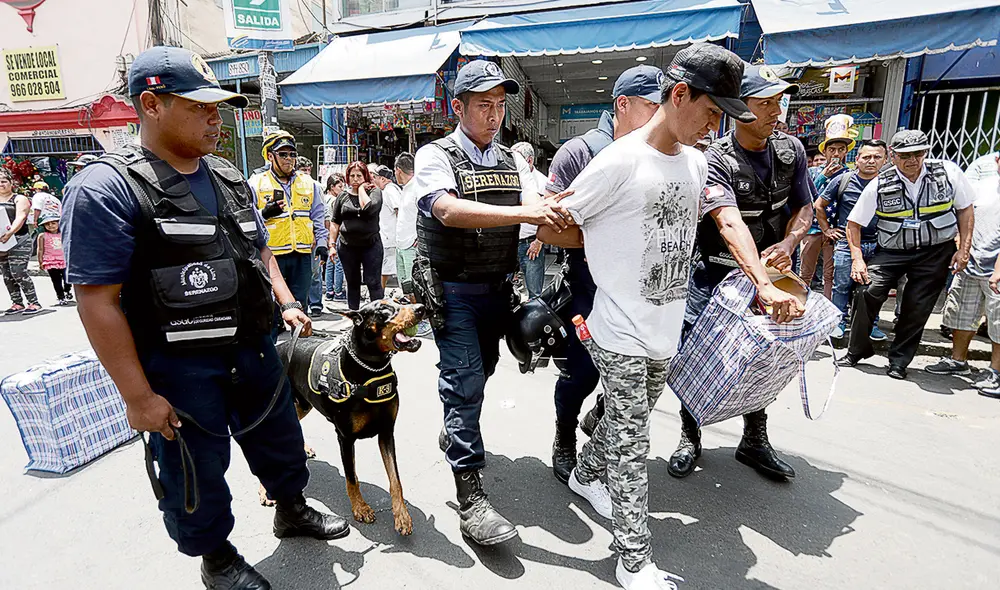 Solo como apoyo. Los serenos no reciben formación de la Policía ni de las Fuerzas Armadas. Muchos no conocen las armas de fuego y entre ellos incluso hay extranjeros. Foto: Andina