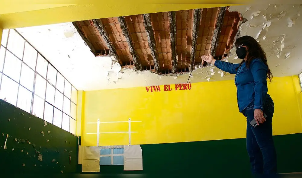 I.E Virgen de Fátima. Parte del techo se desprendió. Foto: La República