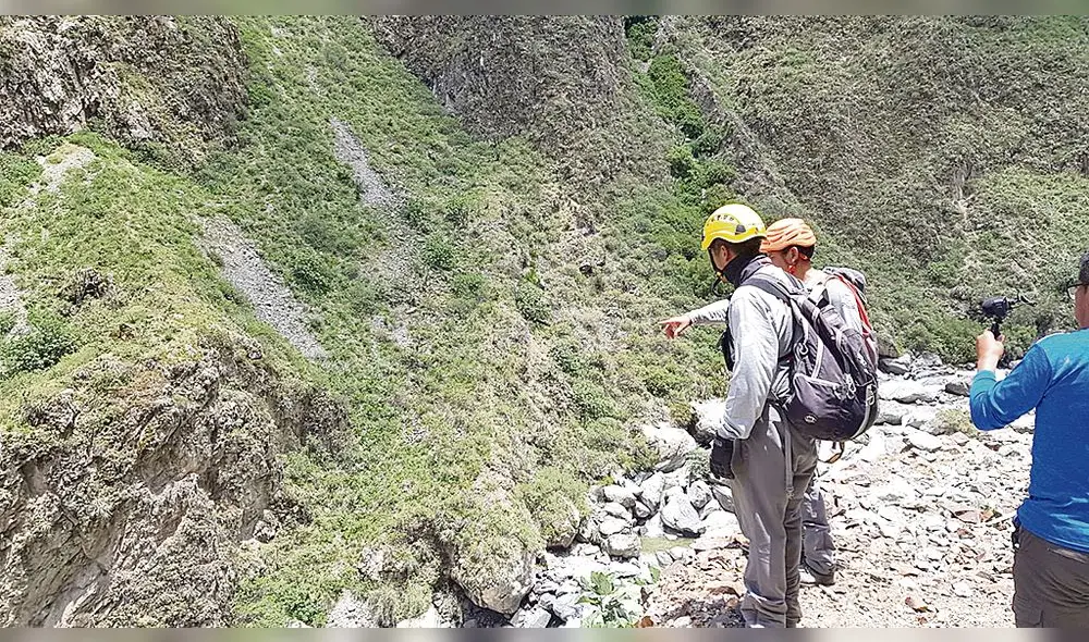 Búsqueda. Policías y rescatistas recorren los caminos de San Miguel y Achachigua. Foto: La República