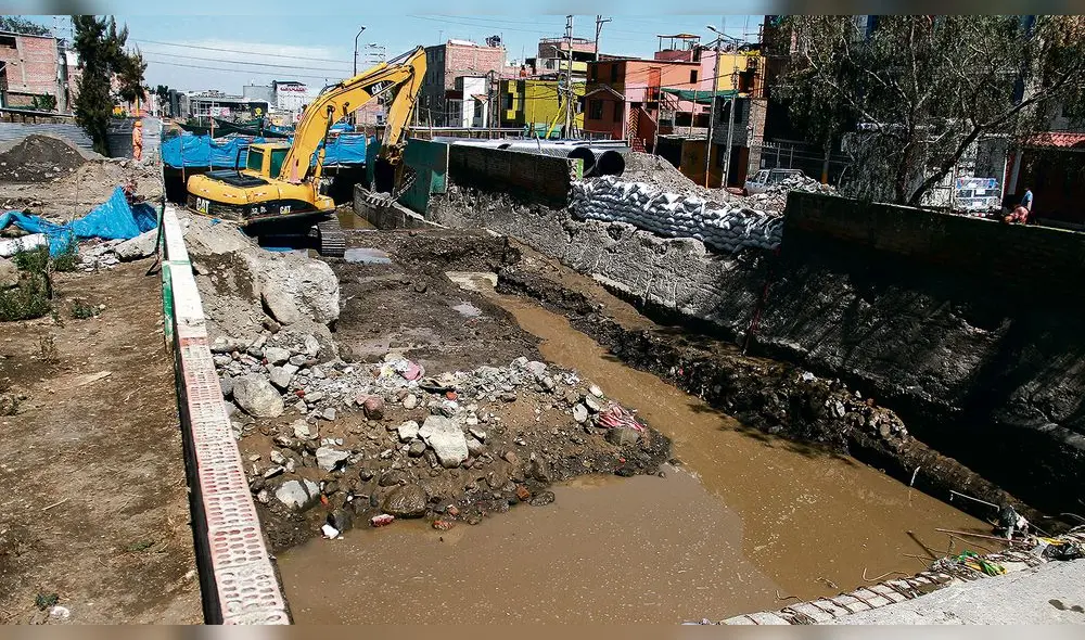 Aniego. Un tramo de la zona donde se edifica intercambio vial Bicentenario se inundó debido a las fuertes lluvias. Con maquinaria el agua fue retirada para que prosigan los trabajos. Foto: La República