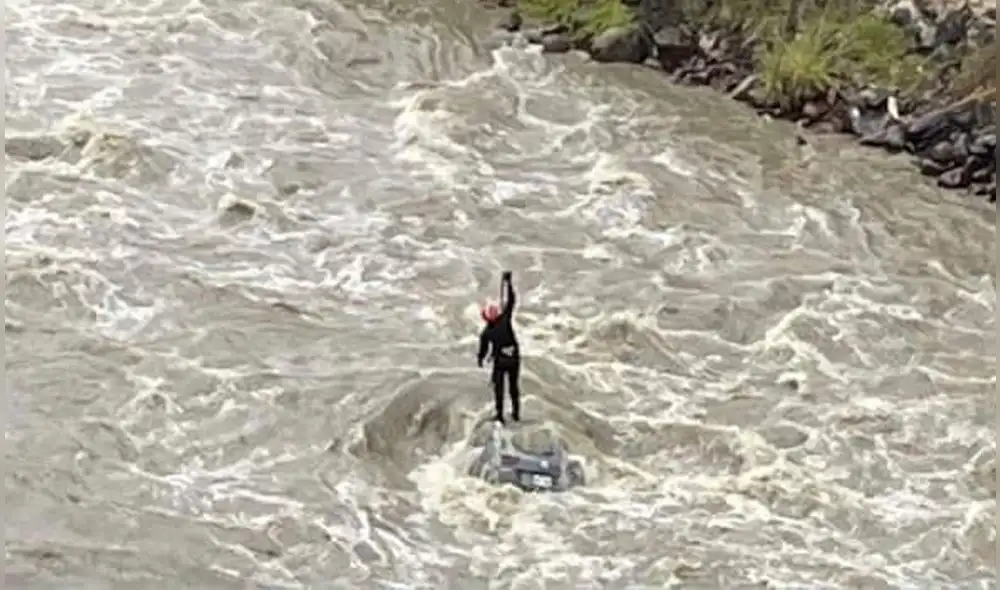 Labores de rescate se retomaron este viernes luego de que se suspendieran por el incremento del caudal del río. Foto: Facebook/Noticias Digital Áncash. Labores de rescate se retomaron este viernes luego de que se suspendieran por el incremento del caudal del río. Foto: Facebook/Noticias Digital Áncash.