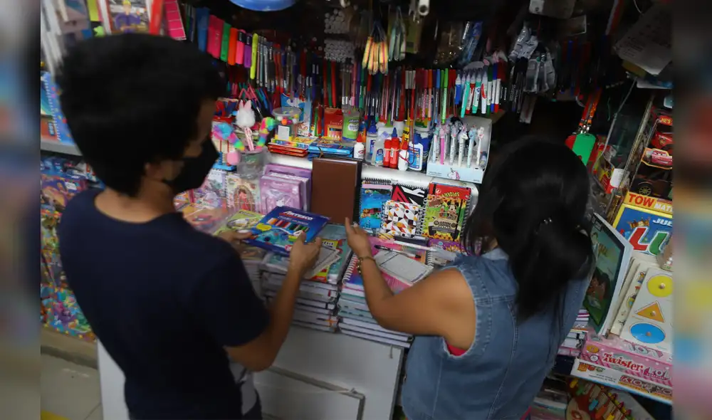 Algunos mercaderes comentan que siguen vendiendo útiles que les quedaron de meses pasados, al no existir la demanda adecuada para la venta total por las clases virtuales. Foto: Clinton Medina/LR.