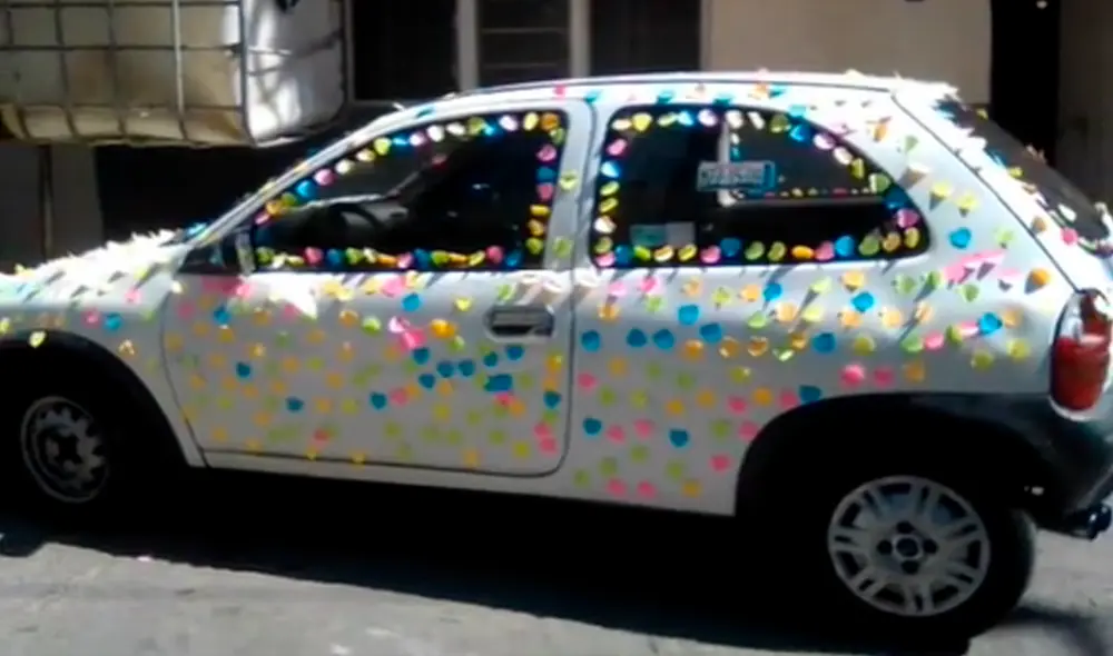 La sorprendida fue la mujer que al retirar los post-it del auto quedaron impregnados en todo el carruaje del auto. Foto: captura de TikTok