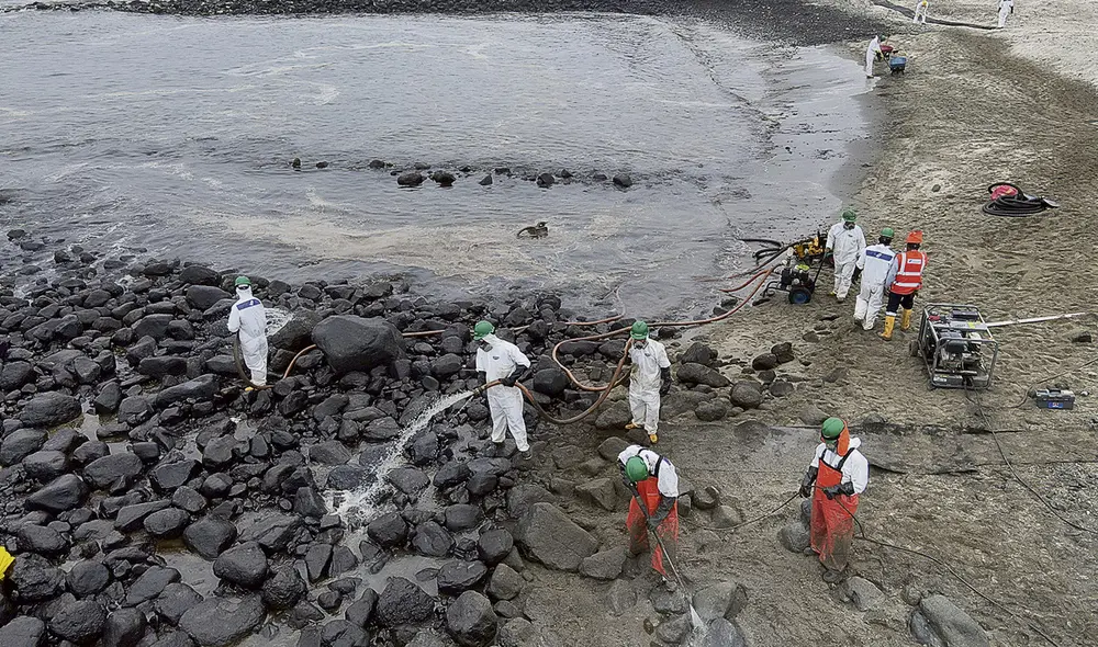 Informe de parte. El mar y el litoral afectados por el petróleo han sido limpiados en un 79%, según la empresa española. Foto: Marco Cotrina/La República