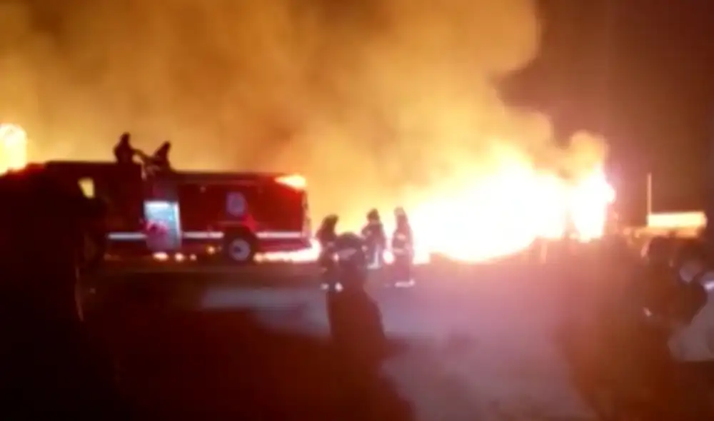 Las autoridades de la municipalidad de Lurín indicaron que se trataría de un almacén clandestino. Foto: captura América TV.