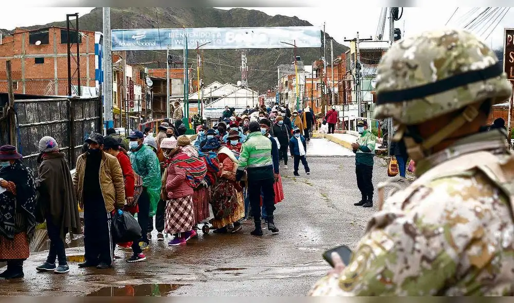 Puente internacional. Cientos de peruanos y bolivianos forman su cola para ingresar a territorio peruano, previa presentación de requisitos.