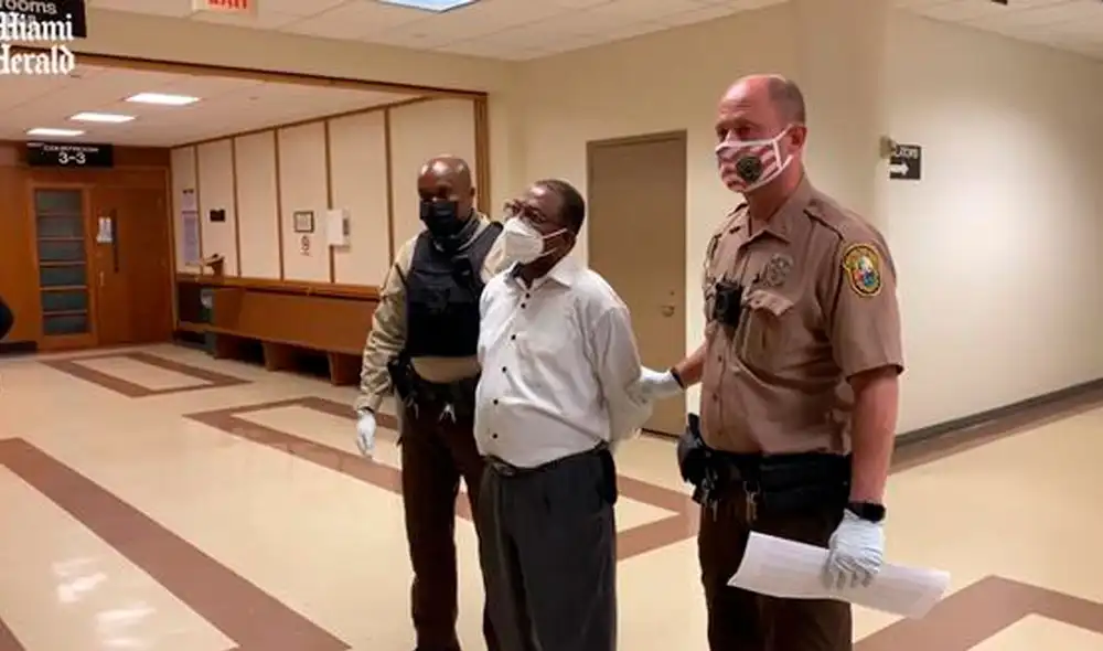El sacerdote juró ante Dios y el tribunal que era inocente. Foto: captura – Miami Herald. El sacerdote juró ante Dios y el tribunal que era inocente. Foto: captura – Miami Herald.