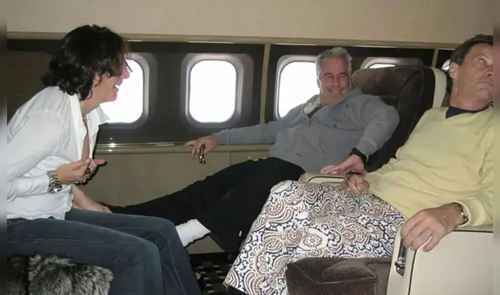 En la imagen figuran Jean-luc Brunel (derecha) junto a Jeffrey Epstein (centro) y su novia Ghislaine Maxwell, en el jet privado del magnate. Foto: The Guardian