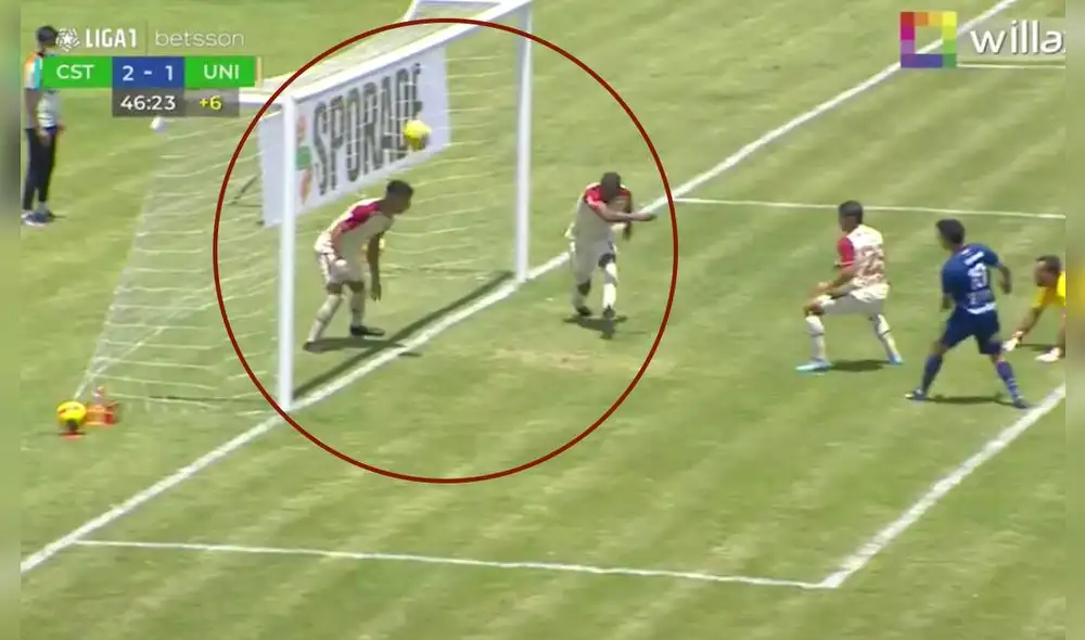 El defensor crema intentó despejar y la metió en su propio arco. Foto: captura Willax TV El defensor crema intentó despejar y la metió en su propio arco. Foto: captura Willax TV