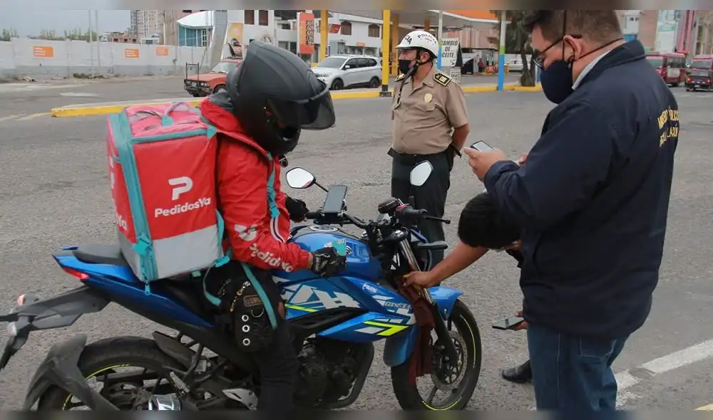 En la diligencia, se solicitó a los conductores su brevete, tarjeta de propiedad y en caso de ser extranjeros, sus documentos de residencia. Foto: Zintia Fernández/LR