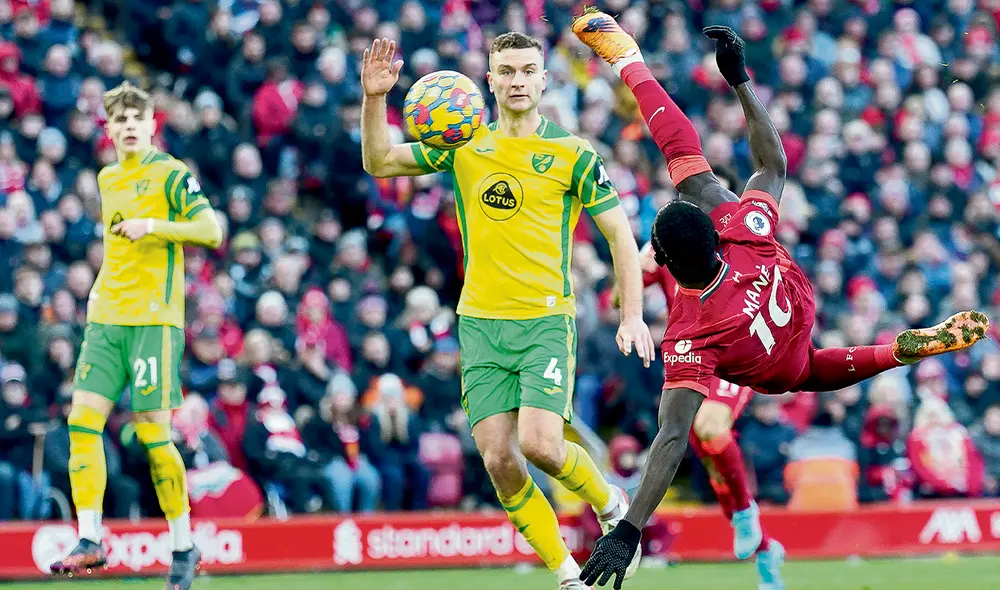 Sadio Mané ejecutando una media chalaca que le permitió a Liverpool igualar el partido ante Norwich. Foto: EFE