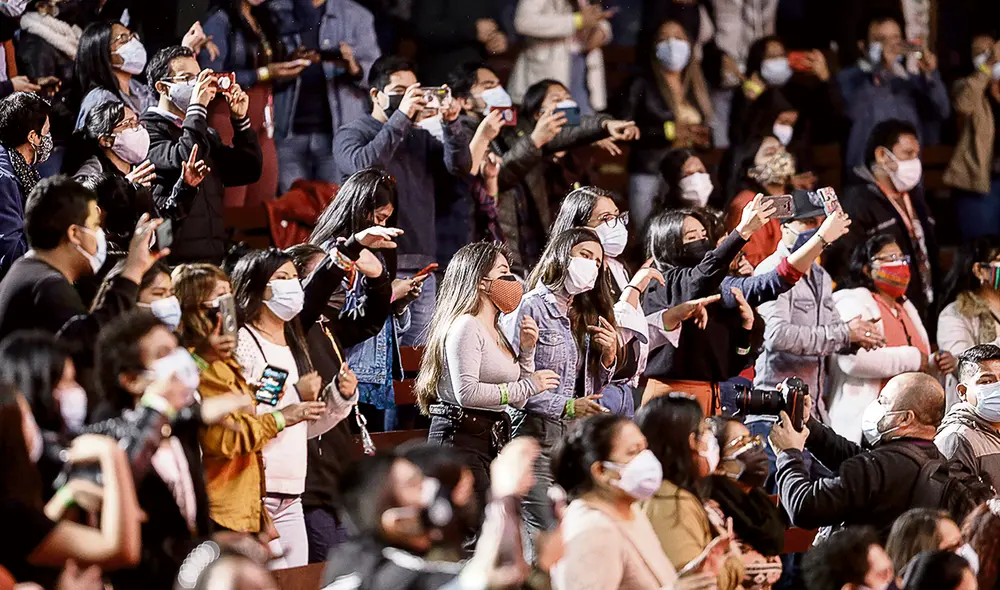 Multitud. La tercera ola aún está presente y no debemos exponernos en espacios concurridos y sin distanciamiento. Foto: Antonio Melgarejo/La República