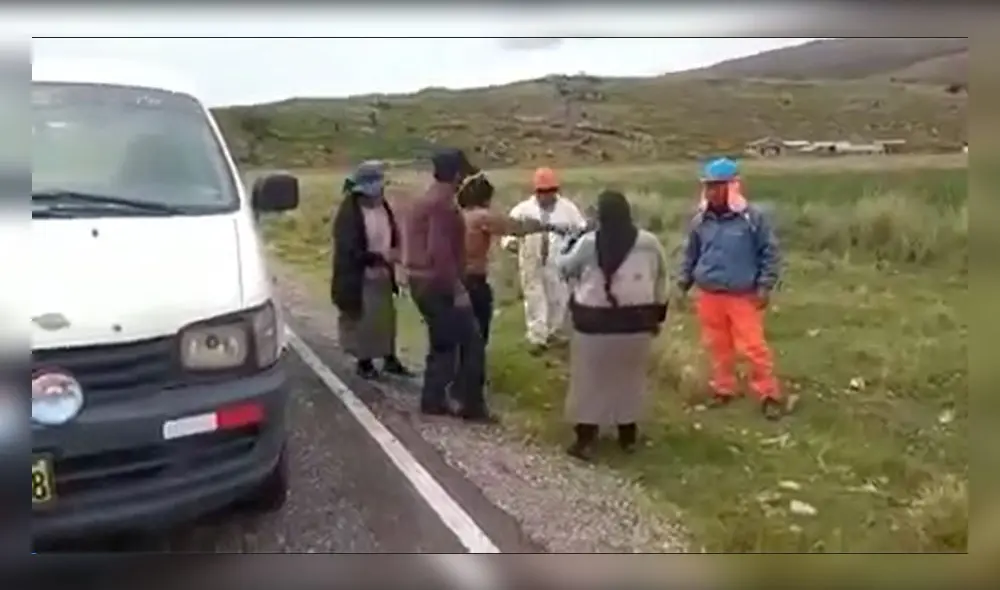 Agresión a trabajadores se registró en plena carretera a Muñani. Foto: captura/radio Onda Azul