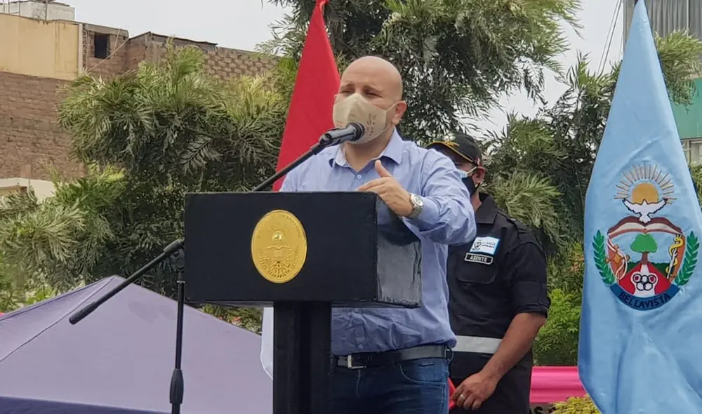 Alejandro Salas respondió al defensor del pueblo, Walter Gutiérrez, en la clausura de la 3era Feria del libro en Bellavista, Callao. Foto: Omar Coca/URPI-LR Alejandro Salas respondió al defensor del pueblo, Walter Gutiérrez, en la clausura de la 3era Feria del libro en Bellavista, Callao. Foto: Omar Coca/URPI-LR