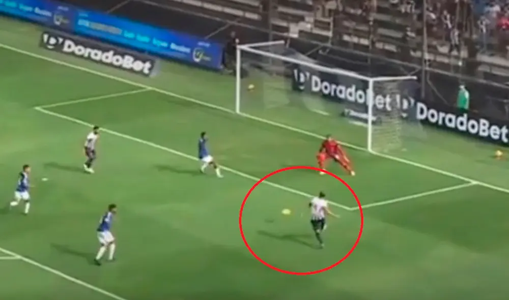 El ‘Pirata’ casi anota el primer tanto de los blanquiazules. Foto: Captura de GOLPERU. El ‘Pirata’ casi anota el primer tanto de los blanquiazules. Foto: Captura de GOLPERU.