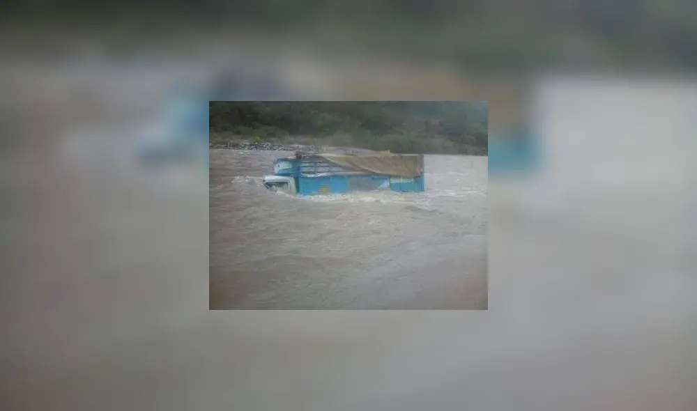 Camión quedó en medio del torrencial afluente de agua. Foto: GRLL