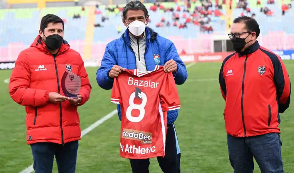 El club le entregó una placa recordatoria y una camiseta oficial del 2022. Foto: Cienciano