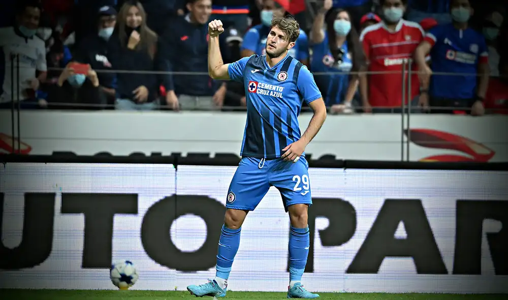 Giménez entró y marcó un doblete en menos de cinco minutos para Cruz Azul. Foto: composición/ Cruz Azul twitter Giménez entró y marcó un doblete en menos de cinco minutos para Cruz Azul. Foto: composición/ Cruz Azul twitter