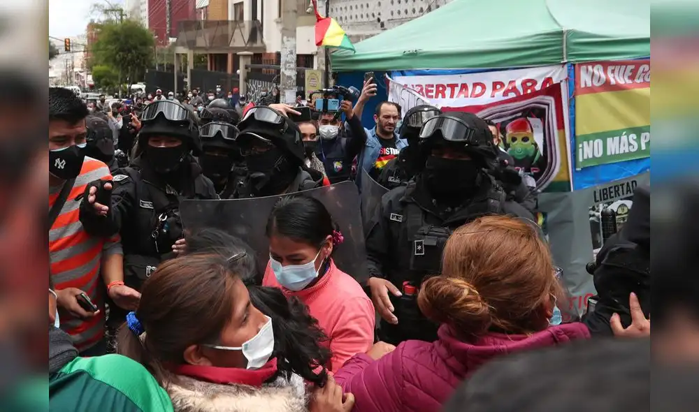 Policías hacen una barrera para evitar el paso de manifestantes afines al Gobierno de Bolivia frente al Centro Penitenciario Femenino de Miraflores. Foto: EFE