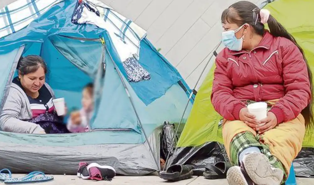 Algunos padres llevan más de un año pernoctando en las calles a la espera de un tratamiento para sus niños. Foto: Jessica Merino/URPI-GLR