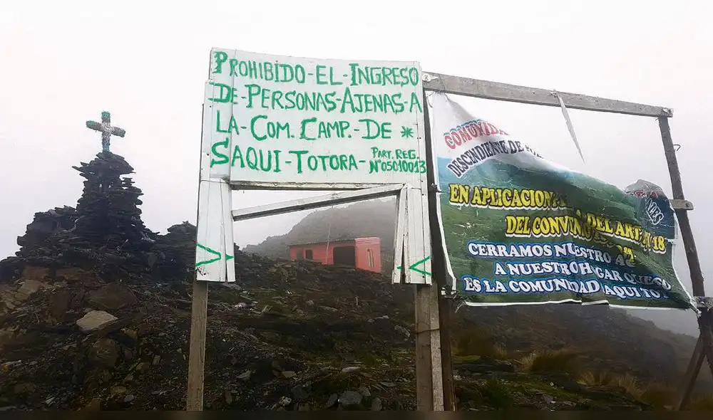 Nadie pasa. Comuneros advierten prohibición en yacimiento. Foto: La República Nadie pasa. Comuneros advierten prohibición en yacimiento. Foto: La República