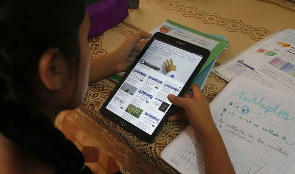 Ministerio de Educación tiene previsto enviar casi 40.000 cargadores solares portátiles para las tablets. Foto: Andina