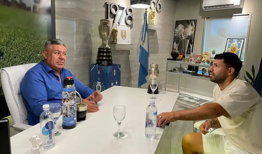 Kun Agüero se reunió con 'Chiqui' Tapia en el predio de la AFA. Foto: Twitter @tapiachiqui.
