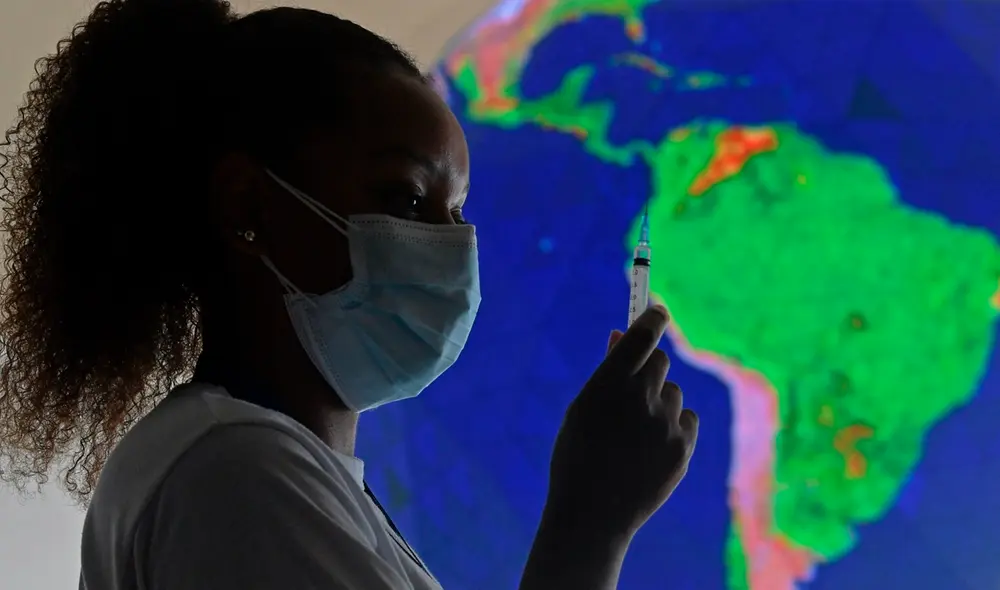 El empleo de una cuarta dosis de las vacunas contra la COVID-19 comenzó con Chile. Foto: AFP