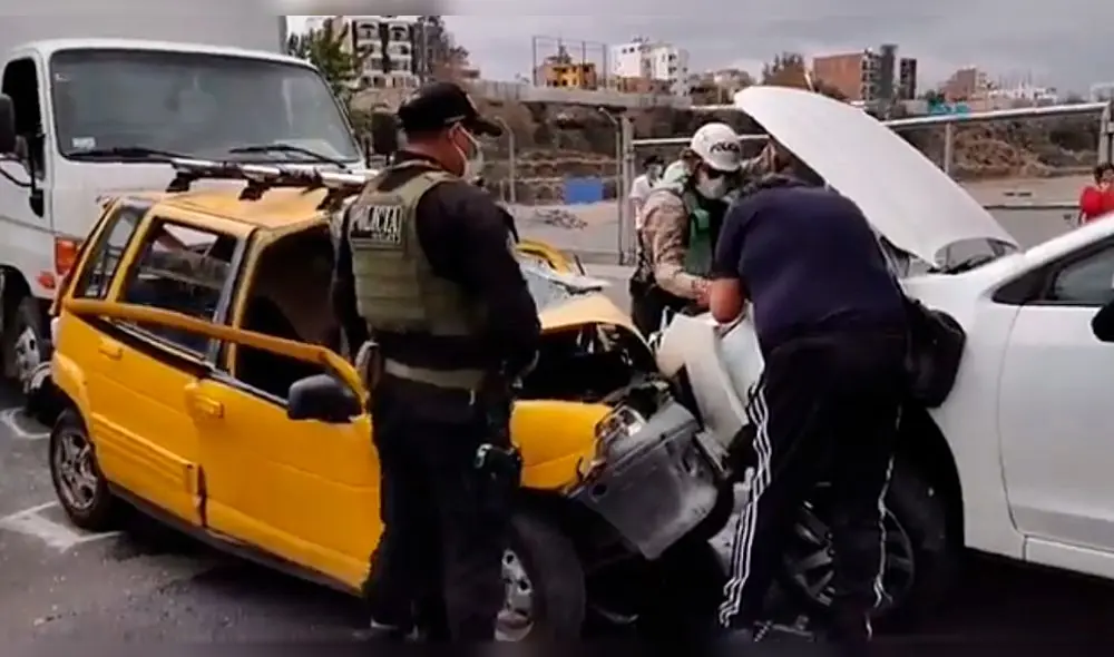 La camioneta habría invadido carril contrario e impactó contra el taxi. Tras el choque, el segundo vehículo colisionó con el pequeño camión. Foto: HBA Noticias La camioneta habría invadido carril contrario e impactó contra el taxi. Tras el choque, el segundo vehículo colisionó con el pequeño camión. Foto: HBA Noticias