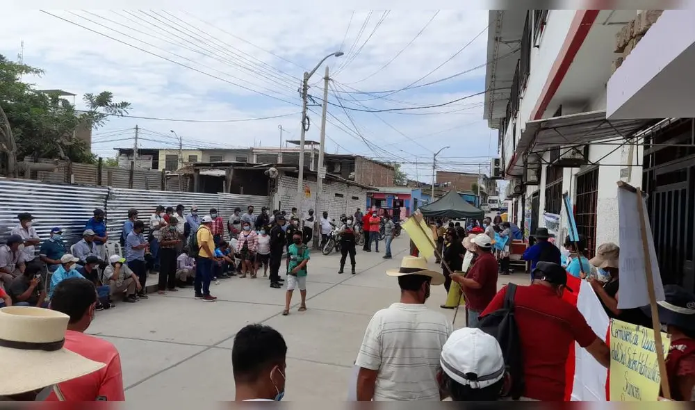 Agricultores realizaron plantón en oficinas del Peihap. Foto: Difusión Agricultores realizaron plantón en oficinas del Peihap. Foto: Difusión
