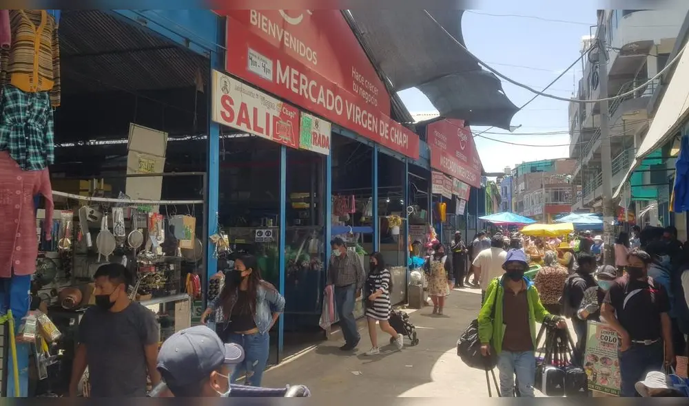 Comerciantes esperan que más agentes de la Policía Nacional acudan al Avelino Cáceres. Foto: URPI / Alexis Choque