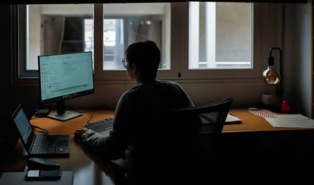 Mientras más tiempo se esté frente a un dispositivo que emita luz azul, mayor consideración de cuidado deberá tener una persona. Foto: EFE. Mientras más tiempo se esté frente a un dispositivo que emita luz azul, mayor consideración de cuidado deberá tener una persona. Foto: EFE.