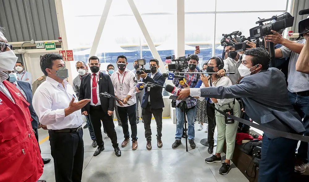 Intransigencia. Castillo pidió que le pregunten por otros temas “importantes” e indicó que “del resto” responderá luego. Foto: Sepres