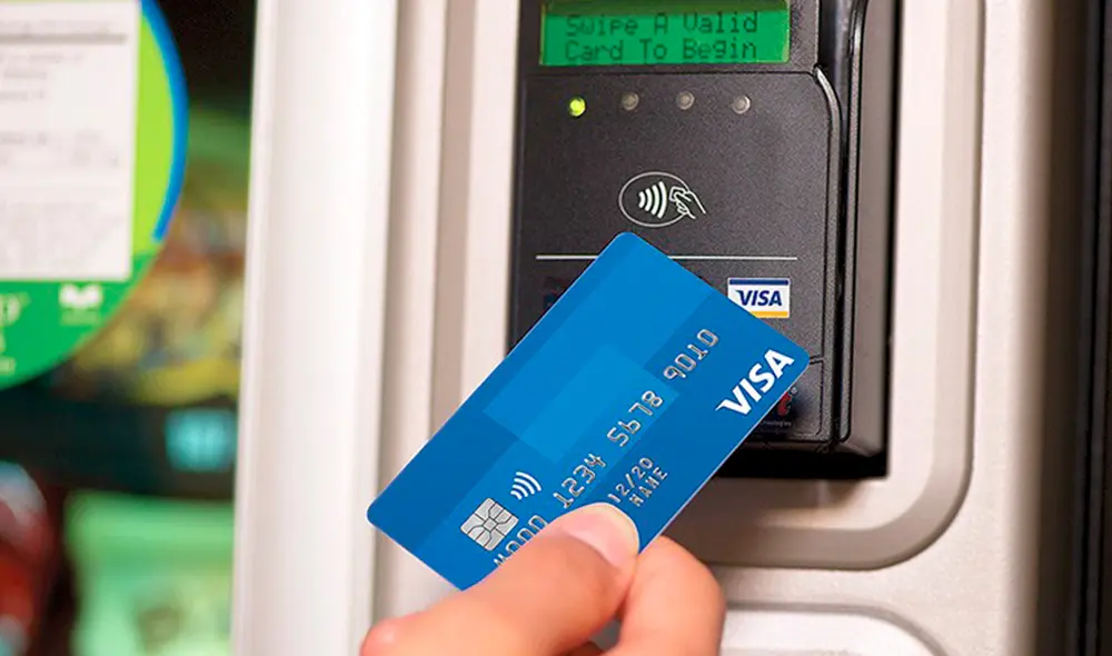 El consumidor debe sostener su tarjeta Visa a 4 cm del lector contactless seguro para que el pago funcione. Foto: VISA