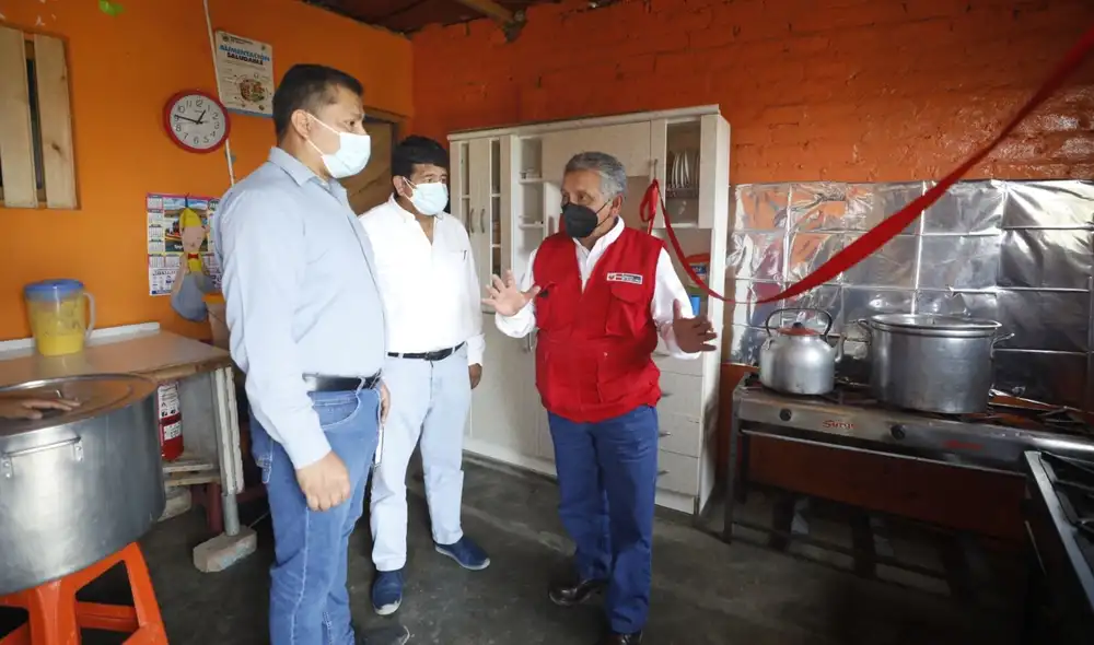 Ministro Carlos Palacios, titular del MINEM, inauguró el comedor popular 450 con conexión al gas natural. Foto: Minem.