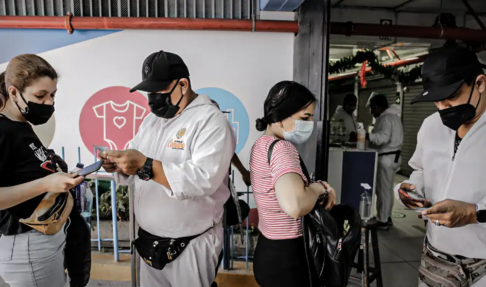 Propuesta del aforo al 100% ha generado una ola de críticas para el ministro Hernán Condori. Foto: composición de Jazmín Ceras/La República Propuesta del aforo al 100% ha generado una ola de críticas para el ministro Hernán Condori. Foto: composición de Jazmín Ceras/La República