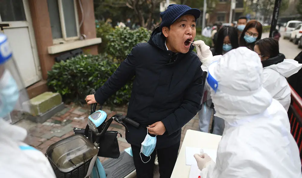 La subvariante BA.2 de ómicron representa la mayoría de nuevos casos de COVID-19 en cada vez más países. Foto: referencial / AFP