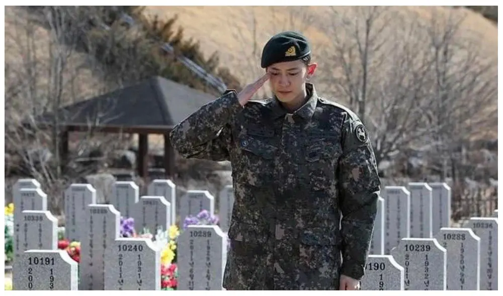 Chanyeol en el cementerio saludando la tumba de su abuelo. Foto: Chanyeol Chanyeol en el cementerio saludando la tumba de su abuelo. Foto: Chanyeol