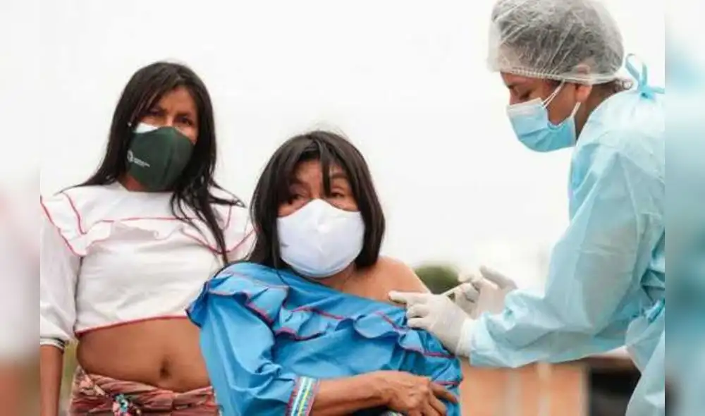 Ciudadanos continúan inmunizándose contra el virus. Foto: Andina