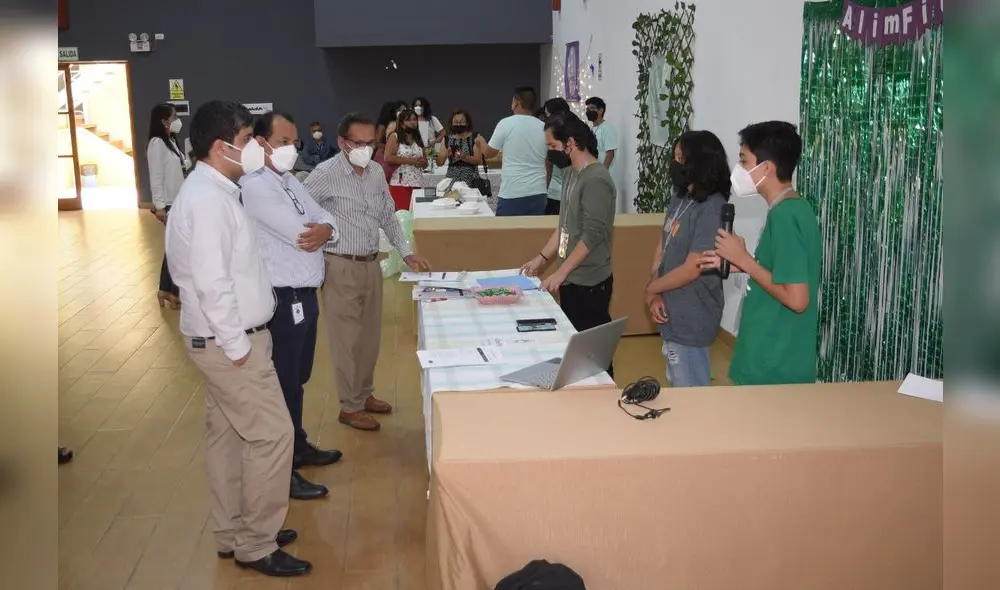 Cinco equipos integrados por adolescentes, de entre 12 y 16 años, expusieron sus proyectos de negocio. Foto: CCPLL Cinco equipos integrados por adolescentes, de entre 12 y 16 años, expusieron sus proyectos de negocio. Foto: CCPLL