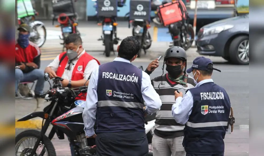 Jorge Quintana está a favor del proyecto de ley que prohíbe que dos personas circulen en moto lineal. Foto: Andina