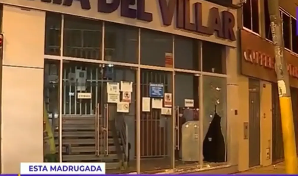 Delincuentes dispararon contra la mampara de un negocio. Foto: captura de Latina Delincuentes dispararon contra la mampara de un negocio. Foto: captura de Latina