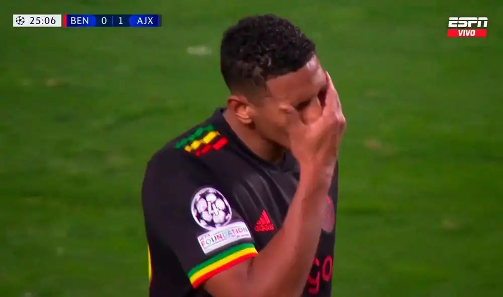 Sebastien Haller quiso rechazar, pero metió un autogol. Foto: Captura ESPN.