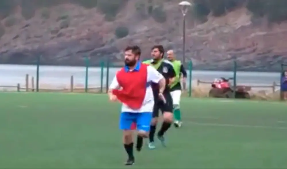 Vistiendo la camiseta de la Universidad Católica debajo de un peto rojo, Boric jugó como puntero derecho de su equipo, en una cancha en las cercanías de la orilla del mar. Foto: captura de video / Bío Bío Chile