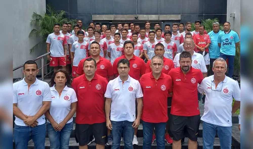 Directiva y comando técnico de Juan Aurich junto al plantel. Foto: Juan Aurich