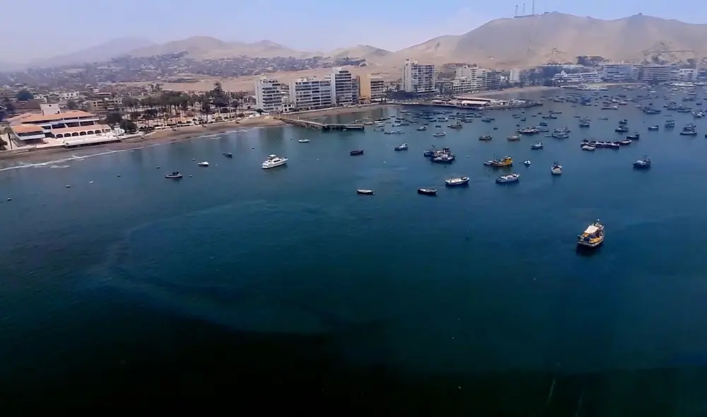 Aguas marinas aún se ven contaminadas por petróleo. Foto: Twitter/Modesto Montoya Aguas marinas aún se ven contaminadas por petróleo. Foto: Twitter/Modesto Montoya